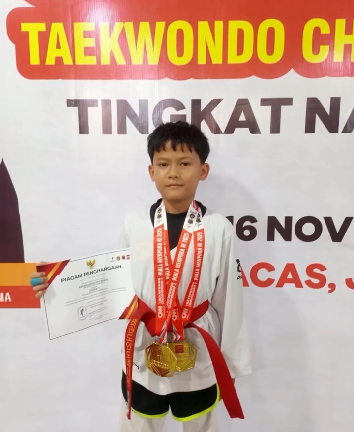 Atlet muda Andeka Prayata Bariq dari SMPN 4 Bengkulu berpose dengan raihan dua medali emas setelah menjuarai kategori Kyorugi Cadet Putra di CNN Indonesia Taekwondo Championship Series II.