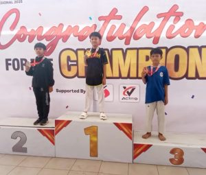 Andeka Prayata Bariq, pelajar SMPN 4 Bengkulu, memegang dua medali emas yang diraihnya pada Kejuaraan CNN Indonesia Taekwondo Championship Series II Piala Menpora RI di GOR Ciracas, Jakarta.