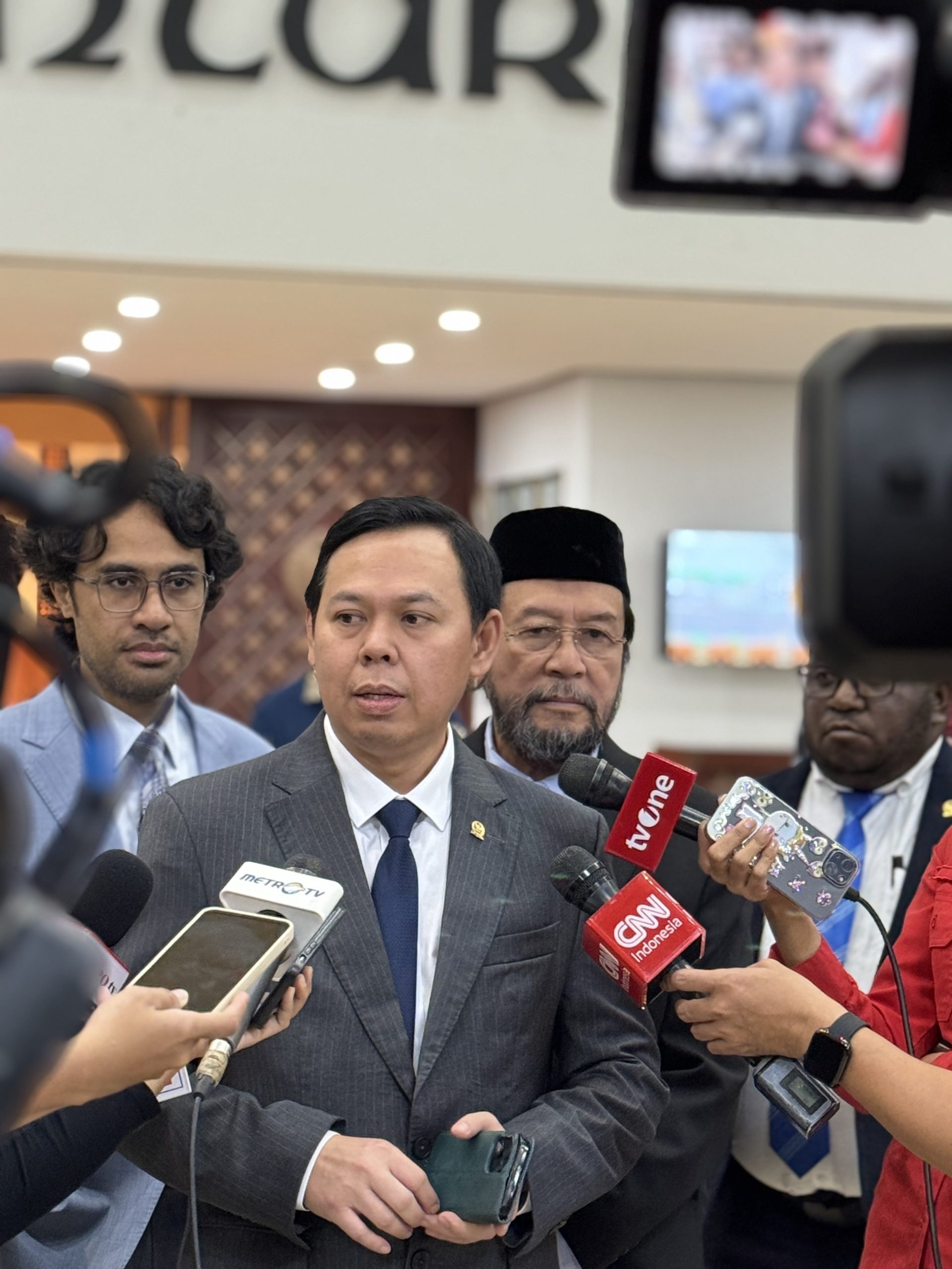 Ketua DPD RI menyampaikan duka cita atas banjir dan longsor di Aceh, Sumut, dan Sumbar serta menginstruksikan senator turun langsung membantu korban.