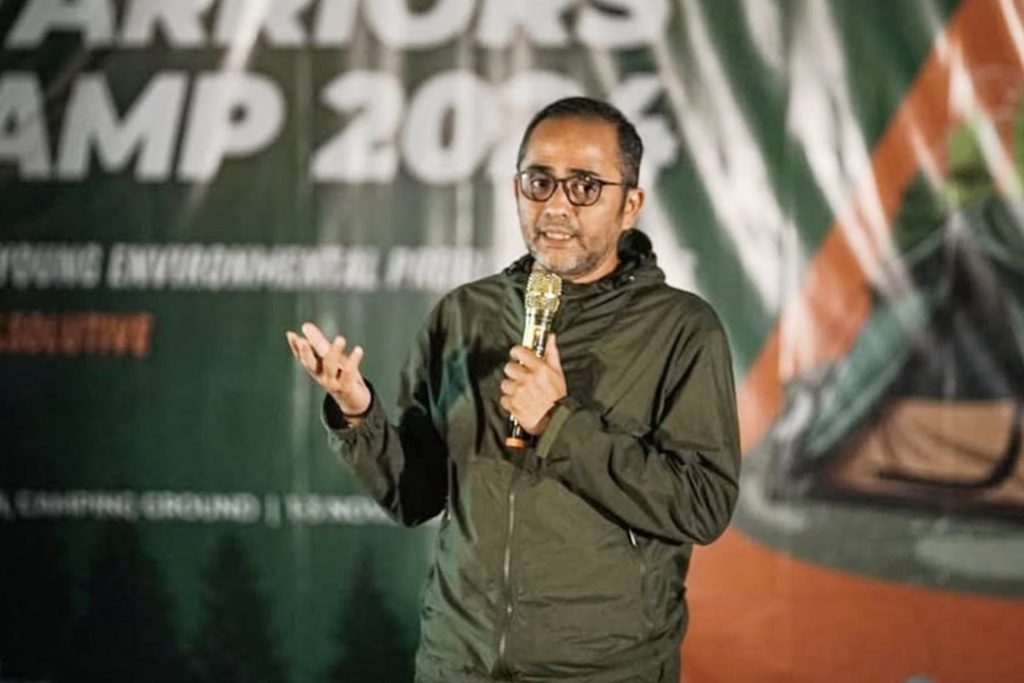 "Kawasan hutan di Sumatra yang terdegradasi, memicu darurat ekologis dan desakan moratorium penebangan hutan."