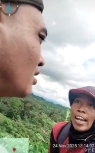 Seorang warga terlihat berbicara dengan wajah tegang di area perbukitan Pino Raya pada hari kejadian bentrokan yang melibatkan warga dan pihak perusahaa