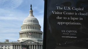 US Capitol Dome dengan tanda penutupan Visitor Center karena shutdown pemerintah AS