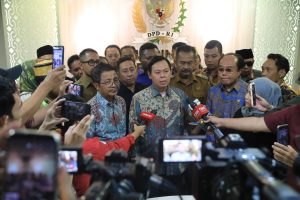 Ketua DPD RI Sultan Baktiar Najamudin memberikan pernyataan resmi terkait banjir di Aceh, Sumut, dan Sumbarmenyampaikan pandangan tentang pemberian gelar Pahlawan Nasional bagi mantan Presiden RI