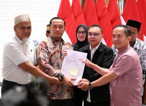 penyerahkan surat rehabilitasi dari Presiden Prabowo untuk guru asal luwu