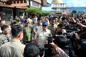 Presiden Prabowo Subianto memberikan keterangan pers usai meninjau bencana banjir di Tapanuli Tenga