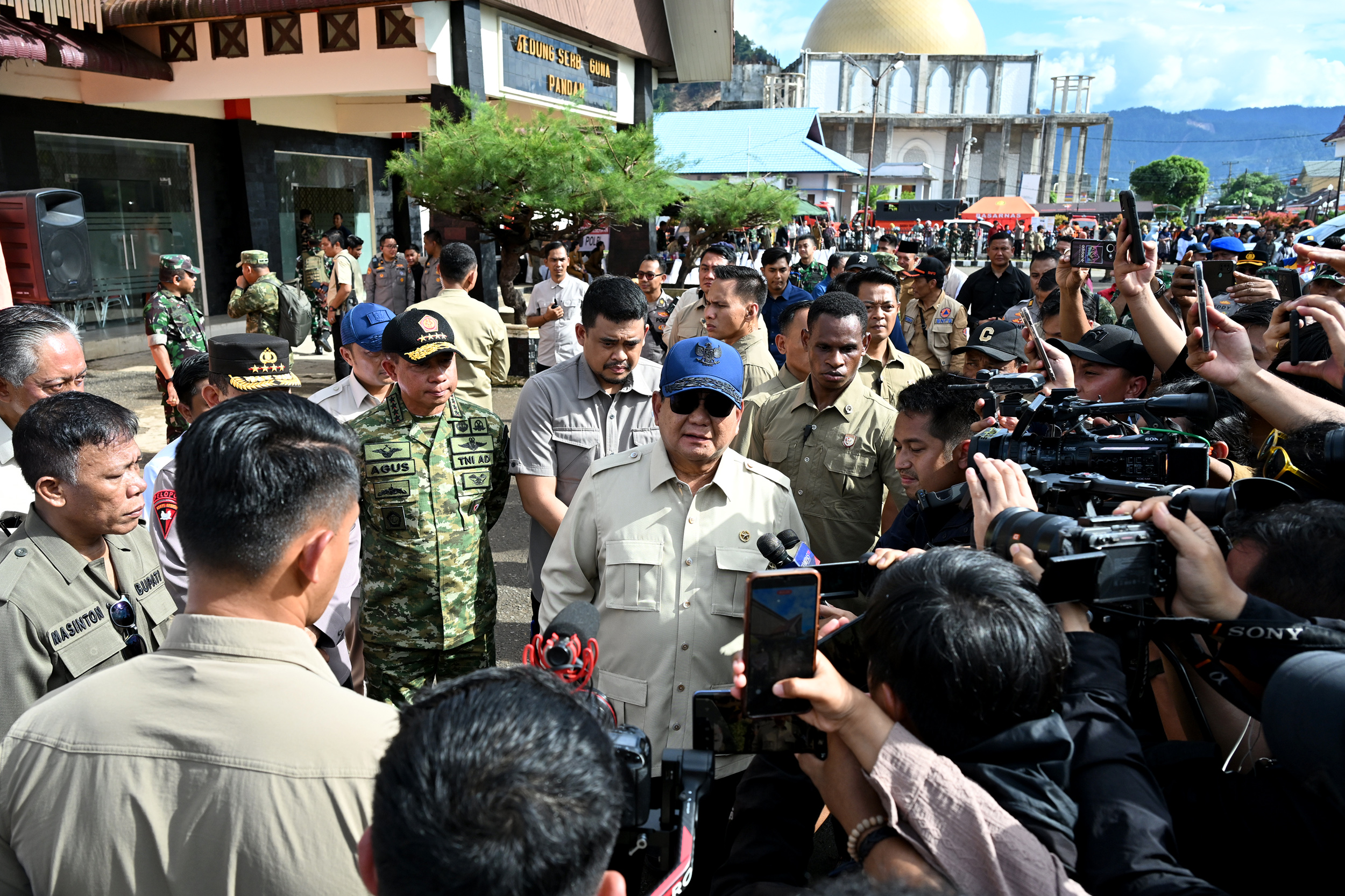 Presiden Prabowo Subianto memberikan keterangan pers usai meninjau bencana banjir di Tapanuli Tenga