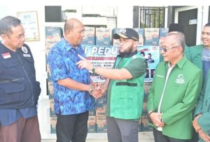 Anggota DPD RI, Dr. Dedi Iskandar Batubara, melaksanakan penyerahan bantuan bagi masyarakat yang terdampak banjir di Kabupaten Langkat