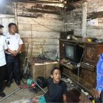 Tahan Air Mata, Walikota Bengkulu Dapati Warganya Tinggal di Kandang Ayam