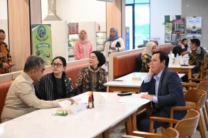 3 pimpinan parlemen makan bersama